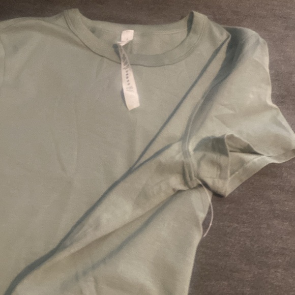 NWOT lululemon tee size 6 - Picture 6 of 7